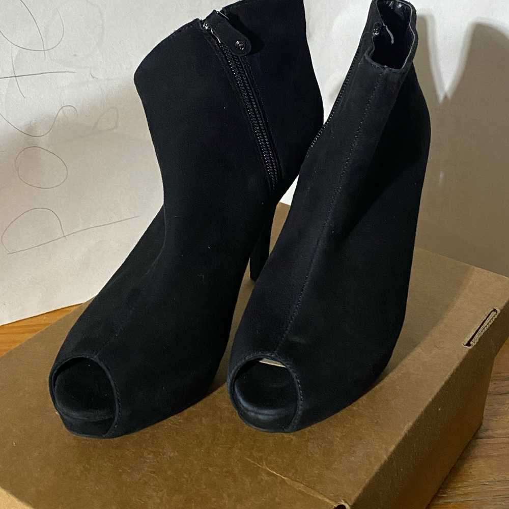 Women’s Rockport ankle booties. Size 8. Black